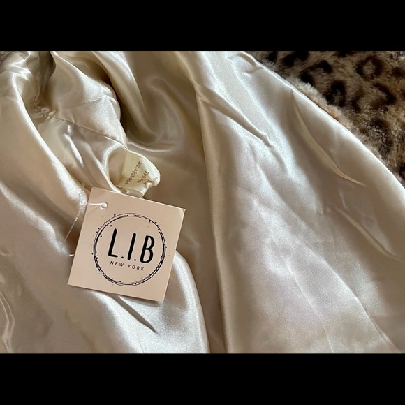 ~REDUCED~NWT XL Faux Fur Vest w two front pockets. - Picture 3 of 5